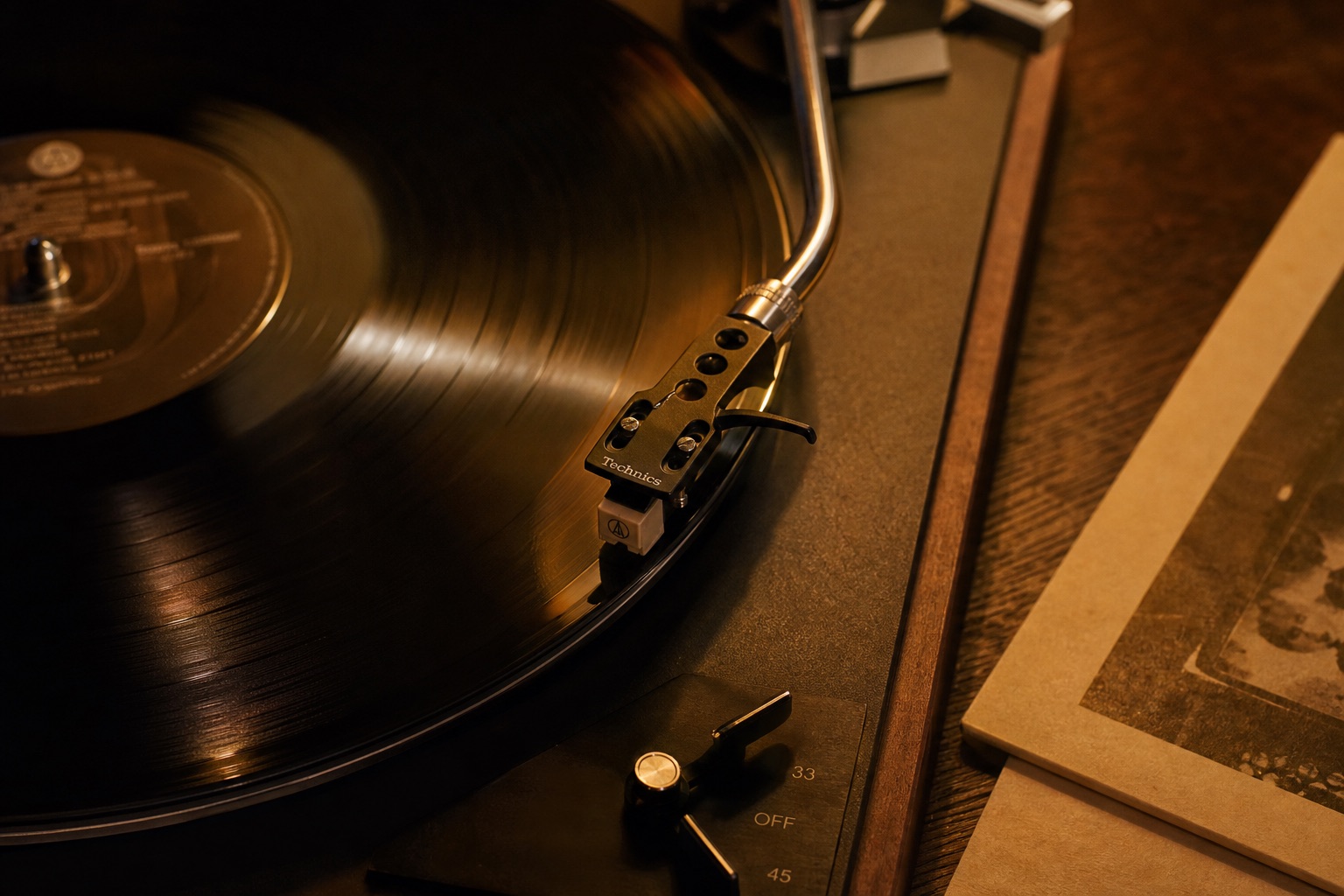 Ambiance : un disque vinyle noir tournant sur une platine, sous une lumière chaude